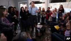 Democratic presidential candidate and former Texas Congressman Beto O'Rourke talks with guests during a campaign stop in Derry, N.H., Thursday, April 18, 2019. (AP Photo/Charles Krupa)