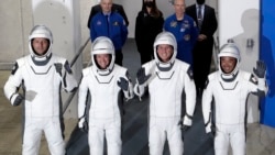 Dari kiri depan, astronot Badan Antariksa Eropa Thomas Pesquet, astronot NASA Megan McArthur, astronot NASA Shane Kimbrough dan astronaut Badan Eksplorasi Luar Angkasa Jepang Akihiko Hoshide meninggalkan Gedung Operasi dan Checkout di Kennedy Space Center. (Foto: AP)