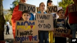 Ukrainska deca drže transparente tokom protesta ispred ambasade Rusije u Bukureštu, Rumunija, 14. oktobra 2023.