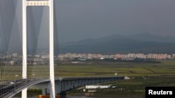 지난 2016년 11월 중국 단둥에서 촬영한 신압록강대교. 단둥과 북한 신의주를 연결하는 다리지만 북한 쪽은 도로가 아닌 논밭으로 이어진 상태다.