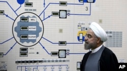 Arhiva - Predsednik Hasan Rohani tokom posete nuklearnoj elektrani Bušer, nedaleko od lučkog grada Bušer, Iran, 13. januara, na fotografiji koju je objavilo kabinet predsednika.