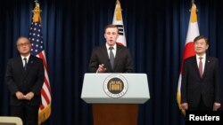 제이크 설리번 미국 국가안보보좌관(가운데)과 조태용 한국 국가안보실장(오른쪽), 아키바 다케오 일본 국가안전국장이 9일 서울에서 3자 회의에 이어 공동 기자회견을 했다.