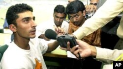 یاسر حمید صحافیوں سے گفتگو کرتے ہوئے۔ (فائل فوٹو)