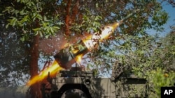 Архівне фото: Українські військові проводять постріл з хорватської системи RAK-SA-12, липень 2023 року (Roman Chop via AP)