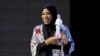 Ibtihaj Muhammad penerima medali Olimpiade bersama boneka Barbie yang terinspirasi olehnya di acara Glamour Women of the Year LIVE Summit, di Brooklyn, New York, Senin (13/11).