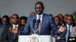 O Presidente do Quénia, William Ruto, dirige-se aos meios de comunicação social durante uma conferência de imprensa na Casa do Estado, em Nairobi, a 26 de junho de 2024.