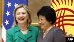 AQSh Davlat kotibasi Xillari Klinton 2010 yilning 2 dekabrida Bishkekda bo'lgan va prezident Roza Otunbayeva bilan suhbat qurgan edi. Amerika nazarida Otunbayeva Qirg'iziston ravnaqi uchun uzoq yillardan beri ter to'kib, jasorat ko'rsatib kelayotgan ayol.