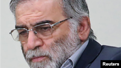 Sebuah gambar yang disediakan oleh situs web Pemimpin Tertinggi Iran pada 27 November 2020, menunjukkan ilmuwan Mohsen Fakhrizadeh selama pertemuan dengan pemimpin tertinggi Iran, 23 Januari 2019. (Foto: Reuters)