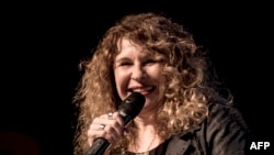 ARCHIVO - La poetisa y novelista nicaragüense Gioconda Belli habla durante un evento en la Feria Internacional del Libro, en San José, Costa Rica, el 13 de mayo de 2019. (Foto de Ezequiel BECERRA / AFP)