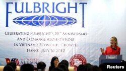 Sebuah pertemuan program Fulbright yang diselenggarakan Universitas Perdagangan Luar Negeri di Hanoi, Vietnam, 10 Juli 2012. (Foto: Reuters/arsip)