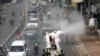 Para petugas Palang Merah Indonesia mengenakan baju hazmat menyemprotkan disinfektan untuk mencegah penularan virus corona (COVID-19), Jakarta, 28 Maret 2020. (Foto: Reuters)