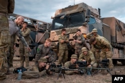Tentara Australia, Selandia Baru, dan Prancis sedang berlatih menggunakan senjata baru di Townsville Field Training Area, Australia, 19 Juli 2023. (Foto: Australia Defence Force/AFP)