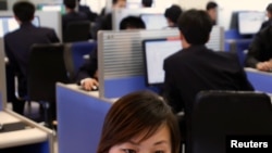 북한 평양 김일성대학교 도서관의 학생들.