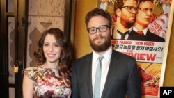 11일 미국 로스앤젤레스에서 열린 영화 '인터뷰' 시사회에 감독겸 주연배우로 출연한 세스 로건(오른쪽)과 배우 로런 밀러가 참석했다.