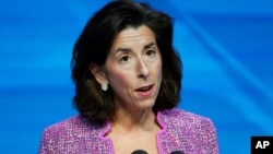 資料照片：被時為當選拜登提名為商務部長的羅德島州長雷蒙多在特拉華州維爾明頓威爾明頓的一次活動上講話。 (2021年1月8日)