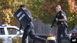 Los dos hombres heridos fueron trasladados a hospitales del área y su estado es grave.