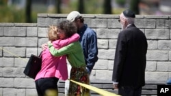 Waumini wakipeana pole nje ya Sinagogi Jumamosi, Aprili 27, 2019.