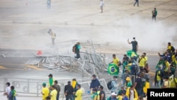 Apoiantes de Jair Bolsonaro invadem Praça dos Três Poderes em Brasília, 8 Junho 2023