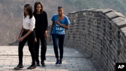 Prezident Obamaning rafiqasi Mishel qizlari Malaya va Sasha bilan Xitoyda, mart, 2014