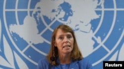 លោកស្រី រ៉ូណា ស្មីត​ (Rhona Smith) អ្នករាយការណ៍​ពិសេស​របស់​អង្គការ​សហប្រជាជាតិ​ទទួល​បន្ទុក​សិទ្ធិ​មនុស្ស​នៅ​កម្ពុជា ថ្លែងទៅកាន់អ្នកសារព័ត៌មាននៅក្នុងសន្និសីទសារព័ត៌មានមួយ នៅរាជធានីភ្នំពេញ ថ្ងៃទី៩ ខែឧសភា ឆ្នាំ២០១៩។