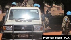 Une patrouille de la Minusca à Bria, en Centrafrique, le 21 février 2017. (VOA/Freeman Sipila)