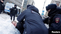 Російські поліцаї затримали чоловіка під час мітингу пам’яті Олексія Навального біля Стіни скорботи за жертвами політичних репресій у Москві, Росія, 17 лютого 2024 р. REUTERS/Stringer