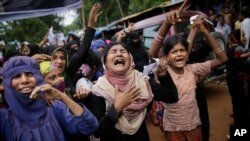 Wasu matan Rohingya suke kuka yayin da a ke taron cika shekara guda da irin ukubar da suka fuskanta a Myanmar a bara