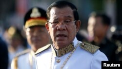 រូបឯកសារ៖ លោកនាយករដ្ឋមន្រ្តីហ៊ុនសែនមកដល់វិមានឯករាជ្យដើម្បីចូលរួមអបអរសាទរខួបលើកទី ៦៥ នៃឯករាជ្យភាពពីប្រទេសបារាំងនៅទីក្រុងភ្នំពេញ ថ្ងៃទី ៩ ខែវិច្ឆិកាឆ្នាំ ២០១៨។ (REUTERS/Samrang Pring)