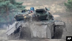 Tank Leopard 2 terlihat dalam latihan militer yang dilangsungkan oleh batalion tank Bundeswehr 203 di Augustdorf, Jerman, pada 1 Februari 2023. (Foto: AP/Martin Meissner)