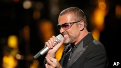 George Michael saat menyanyi untuk penggalangan dana Sidaction untuk AIDS di Paris, Perancis, 9 September 2012 (Foto: dok).