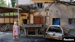 Mesto nedavnog granatiranja u Donjecku, u Ukrajini 22. jula 2024. Lokalne vlasti koje je postavila Rusija navode da je mesto pogođeno u ukrajinskom vojnom udaru. (Foto: REUTERS/Alexander Ermochenko) 