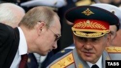 ფოტოზე, ვლადიმირ პუტინი და სერგეი შოიგუ.