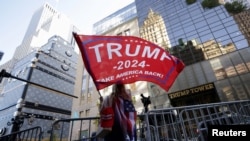 FOTO DE ARQUIVO: Pessoas reagem após a vitória do presidente eleito dos EUA, Donald Trump, em Nova Iorque