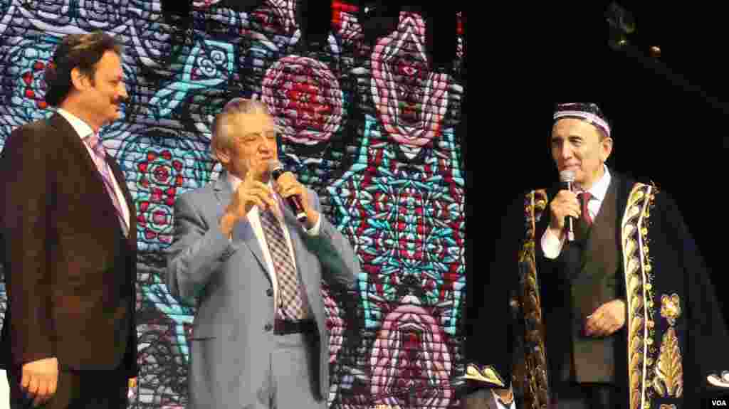 O'zbekiston Xalq artisti&nbsp; Ezro Malakov va hofiz Roshel Rubinov Sherali Jo'raevga zar to'n kiydirdi.