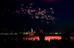 Kembang api menghiasi angkasa di sekitar Pelabuhan New York dan Patung Liberty saat New York dan kota-kota lain di sekitar negara bagian New York mengakui tingkat vaksinasi COVID-19 di New York telah mencapai 70 persen, Selasa, 15 Juni 2021.