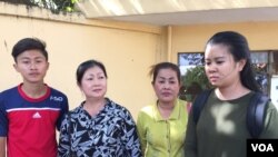 ក្រុមគ្រួសារមន្រ្តីអាដហុក និងមន្រ្តី គ.ជ.ប ដែលកំពុងជាប់ឃុំ ដាក់ញត្តិទៅខុទ្ទកាល័យនាយករដ្ឋមន្រ្តី និងព្រះបរមរាជវាំងសុំអន្តរាគមន៍ឲ្យដោះលែងឪពុកម្តាយ និងស្វាមីរបស់ពួកគេដែលកំពុងត្រូវបានឃុំខ្លួន។ (កាន់ វិច្ឆិកា/VOA Khmer) 