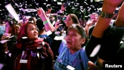 Slavlje u štabu demokratske kandidatkinje za Predstavnički dom Aleksandrije Okasio-Kortes u Njujorku (Foto: Reuters/Andrew Ke) 