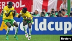 L'équipe du Togo fête un premier but contre la Corée du sud lors de la coupe du monde à Frankfort, le 13 juin 2006.