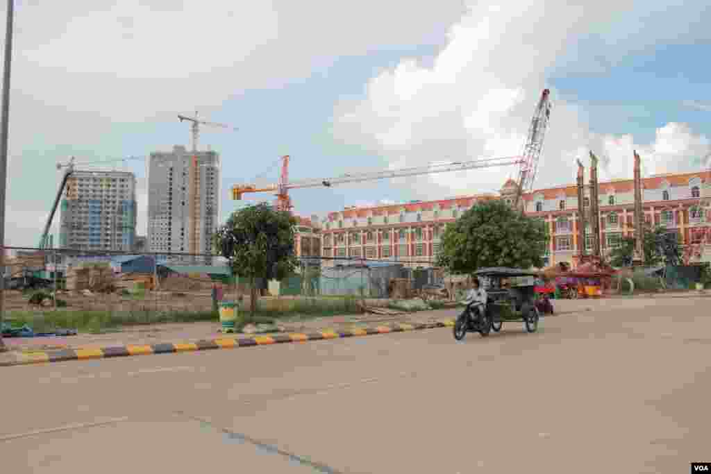 អគារ​ខ្ពស់ៗ​កំពុង​ត្រូវ​បាន​សាង​សង់​ឡើង​នៅ​ក្នុង​ទីក្រុង​ភ្នំពេញ នៅ​ថ្ងៃ​ទី​២៩ ខែ​កញ្ញា ឆ្នាំ​២០១៤។ (នូវ ពៅលក្ខិណាVOA)