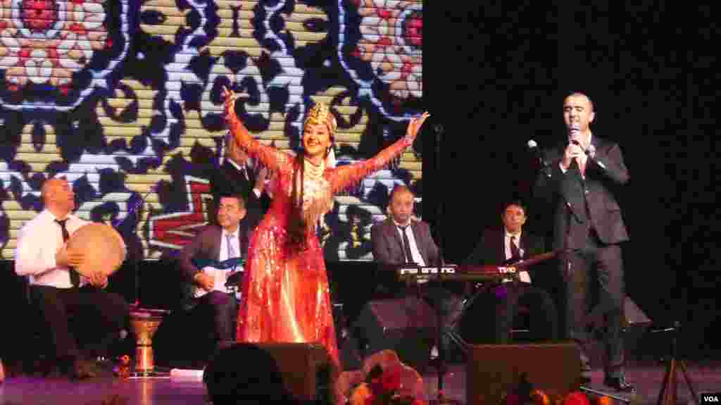 Konsertda Sherali Jo'rayevning o'g'li Zohirshoh Jo'rayev ham ishtirok etdi.