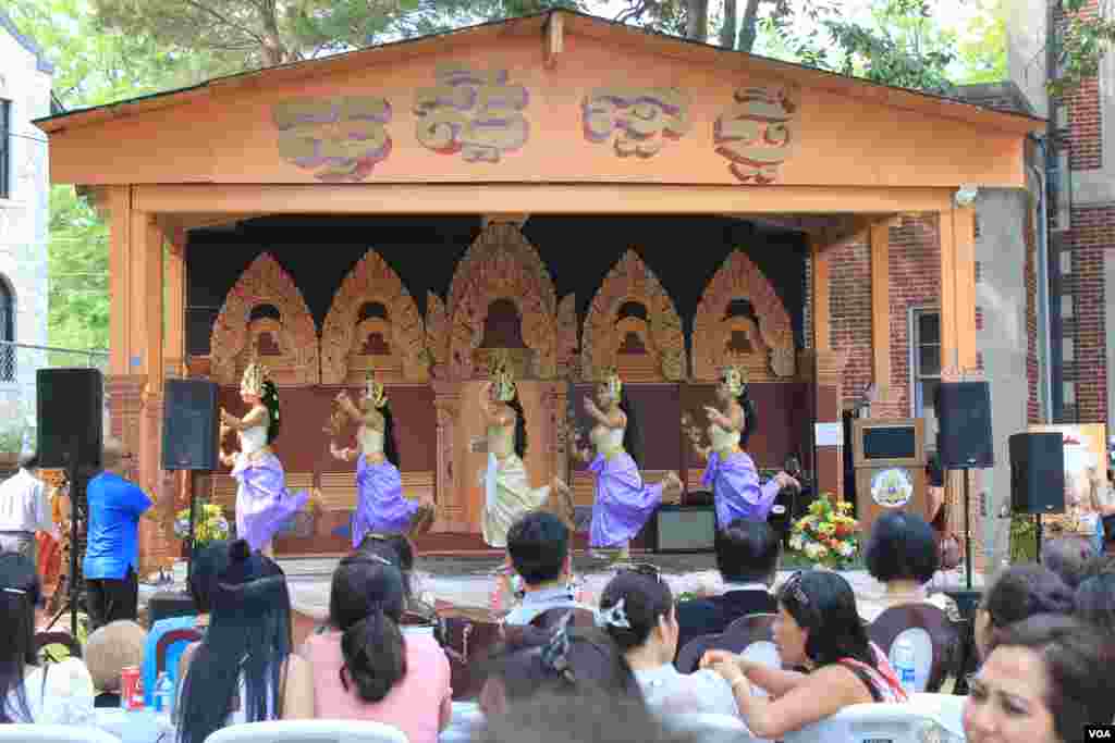 ការ​សម្ដែង​របាំ​អប្សរា ក្នុង​កម្មវិធី​ចូល​ឆ្នាំ​ខ្មែរ នៅ​រដ្ឋធានី​វ៉ាស៊ីនតោន កាលពី​ថ្ងៃអាទិត្យ ទី៣០ ខែមេសា ឆ្នាំ២០១៧។ (ភី សុភាដា/VOA)