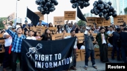 Para pendukung kebebasan pers dan aktivis pemuda menggelar unjuk rasa menuntuk pembebasan dua wartawan Reuters yang dipenjara, Wa Lone dan Kyaw Soe Oo, di Yangon, Myanmar, 16 September 2018. (Foto: dok).