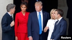 Prezident Tramp, rafiqasi Melaniya, Fransiya Prezidenti Emmanuel Makron rafiqasi Bridjit bilan. Parij, 13-iyul, 2017-yil.