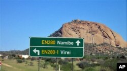 Esta estrada perigosa é percorrida todos os dias pelos estudantes do Namibe