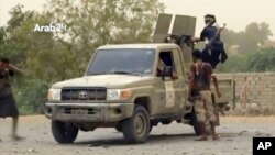 Dalam foto yang diambil dari gambar video yang dirilis Arab 24, tampak pasukan pimpinan Arab Saudi berupaya merebut bandara internasional di kota pelabuhan Hodeida yang dikuasai oleh pemberontak Houthi, 16 Juni 2018.