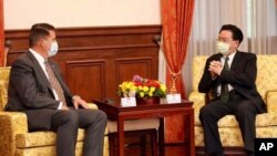 키스 크라크 미 국무부 경제담당 차관과 조셉 우 타이완 외무장관이 18일 타이베이에서 회담했다. 