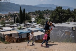 지난 11일 그리스 사모스 섬 난민캠프의 아프가니스탄 난민 가족들.