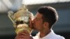 Novak Đoković sa peharom nakon osvojenog teniskog turnira u Vimbldonu (Foto: Reuters/Matthew Childs)