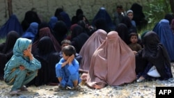 Nangarhor viloyati ko'chalarida yordam kutib o'tirgan ayollar, 4-sentabr, 2023 