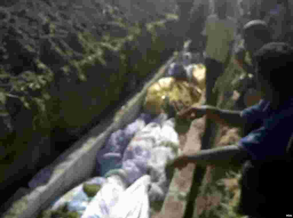 Tremsa qishlog'ida o'lganlar dafn qilinmoqda, 13-iyul, 2012-yil. Oddiy fuqarolar olgan tasvir. (AP/ Hama Revolution 2011)